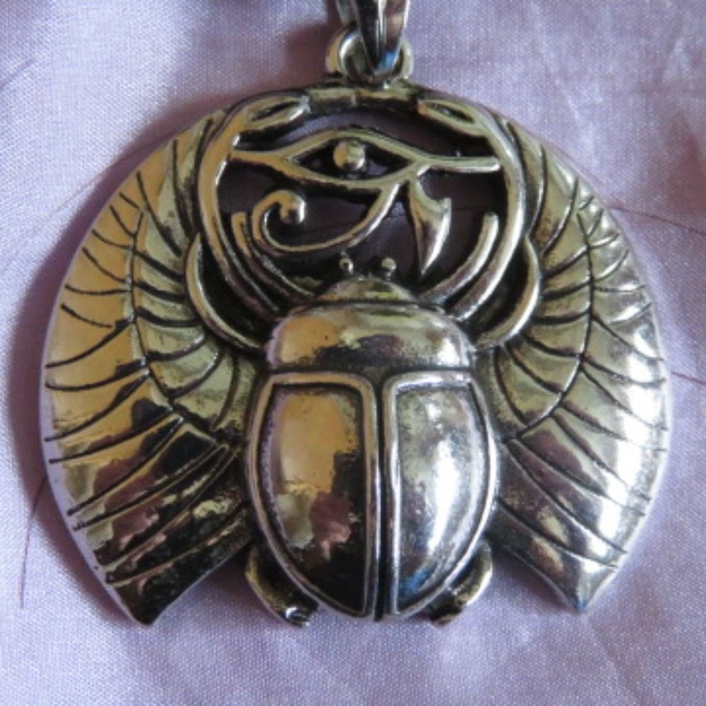 NWOT Egyptian Type SCARAB Pendant Necklace Silver Tone Metal (K225)